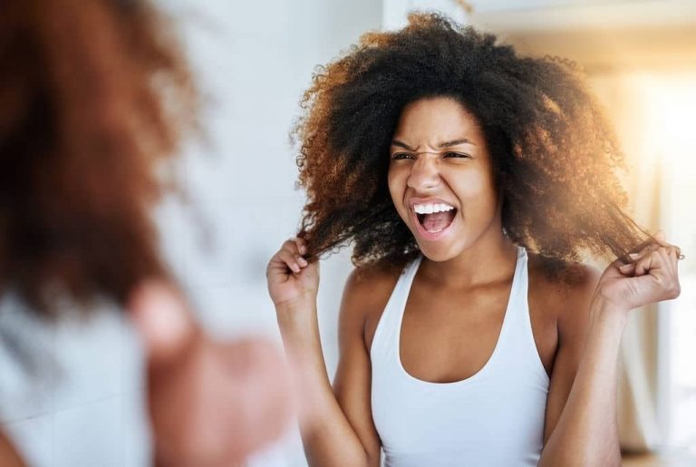 Comment éviter les cheveux crépus ? 10 astuces simples