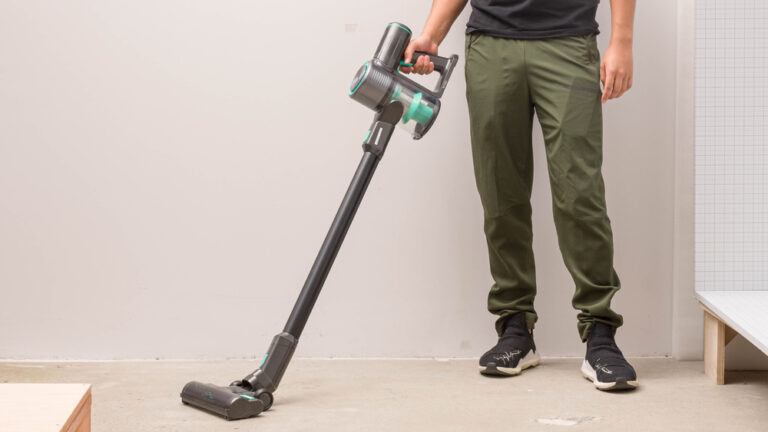 Entretenir un aspirateur-balai : tout ce que vous devez savoir