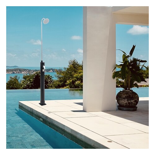 Douche solaire de jardin casa.pro de 9 litres installée au bord d'une piscine