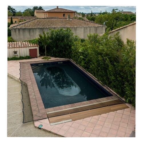 Filet de protection de piscine WERKA PRO de 5 x 9 m tendu sur un bassin rectangulaire