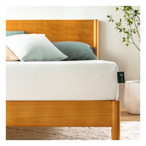 Matelas Zinus à mémoire de forme infusée au thé vert sur un lit en bois